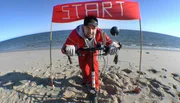 Einsfestival AUF DEM TRETROLLER DURCH DEUTSCHLAND (1/5), "2473 Kilometer in 80 Tagen", am Montag (30.09.13) um 22:10 Uhr.
Kann man Deutschland von der Nordspitze auf Sylt bis zum südlichsten Punkt in Bayern in 80 Tagen auf dem Tretroller durchqueren? DW-Reporter Michael Wigge will es wissen und ist mit Kamera und Tretroller unterwegs.