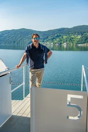 Moderator Martin Traxl am Sprungturm am Millstätter See.