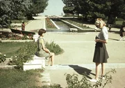 Zwei junge Frauen fotografieren sich in den Paghman Gardens in Kabul, Afghanistan in den 1960er Jahren.