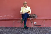 Freiburg - Johannes Zenglein macht Pause im Schatten des Münsterplatzes.