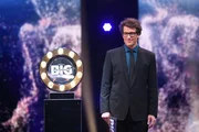 Moderator Daniel Hartwich mit der _Big Performance_-Trophäe.