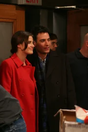 Thanksgiving steht vor der Tür: Ted (Josh Radnor, r.) und Robin (Cobie Smulders, l.) wollen etwas Gutes tun und Essen in einem Obdachlosenheim austeilen ...