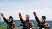Hitlergruß und militärische Bewaffnung: drei Mitglieder der US-amerikanischen Neonazi-Gruppe "Atomwaffen Division".