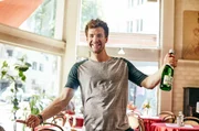 Luke (Luke Mockridge) überrascht Freundin Nina im Café.