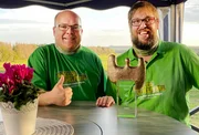 v.li. Björn Flick und Christian Döring aus Oberroßbach im Westerwald.
Sie erhielten den Publikumspreis der „Ehrensache“ für den Aufbau der Facebook-Gruppe „Wäller helfen – gemeinsam statt einsam durch die Corona-Zeit“, mit der sie seit Monaten vielfältige Hilfsangebote und die Nachfrage in der Region koordinieren.