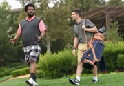 Leroy (Craig Robinson, l.) und Max (Adam Scott, r.) müssen in einem Country Club ermitteln, nachdem ein Angestellter des Clubs angeblich innerhalb kürzester Zeit um Jahrzehnte gealtert ist ...