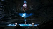 Nur noch Nixies (Ivy Latimer, Mitte) Mondring funktioniert. Gleich wird Cam (Dominic Deutscher) in den Mondsee fallen.