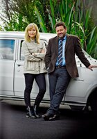 Detective Mike Shepherd (Neill Rea) und seine Assistentin Kristin Sims (Fern Sutherland) ermitteln in den Wäldern von Brokenwood einen fast filmreifen Tod unter gigantischen Spinnennetzen. Detective Mike Shepherd (Neill Rea) und seine Assistentin Kristin Sims (Fern Sutherland) ermitteln in den Wäldern von Brokenwood einen fast filmreifen Tod unter gigantischen Spinnennetzen.