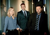Das eingespielte Ermittlertrio von Brokenwood: Detective Mike Shepherd (Neill Rea, re.) mit Assistentin Kristin Sims (Fern Sutherland) und D.C Breen (Nic Sampson) Das eingespielte Ermittlertrio von Brokenwood: Detective Mike Shepherd (Neill Rea, re.) mit Assistentin Kristin Sims (Fern Sutherland) und D.C Breen (Nic Sampson)