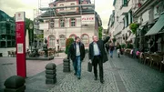 Ermittler Stephan Harbort und Kriminalist Stefan Giebel schauen sich in Koblenz um, wo 2011 das Ehepaar Schemmer ermordet wurde.