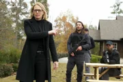 Gwendolyn Hayes (Jeri Ryan, l.); Ramon (Zach McGowan, r.)