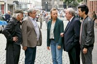 Mord an Feministin: Vicky Adam (Katja Danowski, M.), Polizeipräsident Plocher (Michael Prelle, 2.v.r.) und Hui Ko (Aaron Le, r.) versuchen, die Rentnercops Edwin Bremer (Tilo Prückner, l.) und Günter Hoffmann (Wolfgang Winkler, r.) aus den Ermittlungen rauszuhalten. Mord an Feministin: Vicky Adam (Katja Danowski, M.), Polizeipräsident Plocher (Michael Prelle, 2.v.r.) und Hui Ko (Aaron Le, r.) versuchen, die Rentnercops Edwin Bremer (Tilo Prückner, l.) und Günter Hoffmann (Wolfgang Winkler, r.) aus den Ermittlungen rauszuhalten.