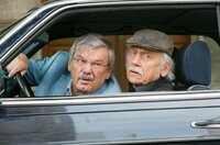 Günter (Wolfgang Winkler, l.) und Edwin Bremer (Tilo Prückner, r.) werden auf der Straße Tickets für "Lady Gaga" angeboten. Günter (Wolfgang Winkler, l.) und Edwin Bremer (Tilo Prückner, r.) werden auf der Straße Tickets für "Lady Gaga" angeboten.
