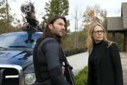 Ramon (Zach McGowan, l.); Gwendolyn Hayes (Jeri Ryan, r.)