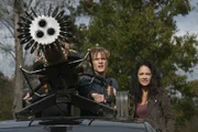 Angus MacGyver (Lucas Till, l.); Riley Davis (Tristin Mays, r.)