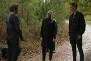 Angus MacGyver (Lucas Till, l.); Gwendolyn Hayes (Jeri Ryan, r.)