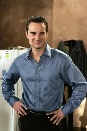 Kyle (Kerr Smith) will mit den Ältesten in Kontakt treten, um die Avatare aufzuhalten, jedoch hat er nur noch eine Ampulle mit einem Vernichtungselixier ...