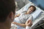 Tobias Falk (Bernhard Piesk, l.) spritzt seinem Patienten Tim Sonntag (Bert Tischendorf) Pranodan, was dieser dringend gegen seine Nieren-Insuffizienz benötigt.