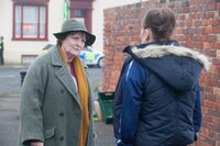 Vera Stanhope (Brenda Blethyn, l.); Hannah Ferris (Levi Heaton, r.) Vera Stanhope (Brenda Blethyn, l.); Hannah Ferris (Levi Heaton, r.)