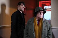 Aiden Healy (Kenny Doughty, l.); Vera Stanhope (Brenda Blethyn, r.) Aiden Healy (Kenny Doughty, l.); Vera Stanhope (Brenda Blethyn, r.)