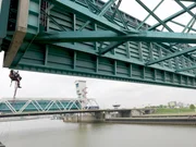 Wartungstechniker der an einer Brücke arbeitet