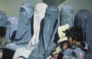 Afghanische Frauen und Kinder warten vor einer Klinik, Afghanistan 2003.