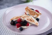 Gyozas, japanische Maultaschen, mit gemischten Beeren