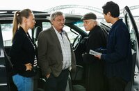 Vicky Adam (Katja Danowski, l.), Günter Hoffmann (Wolfgang Winkler, 2.v.l), Edwin Bremer (Tilo Prückner, 2.v.r.) und Hui Ko (Aaron Le, r.) müssen ein Attentat auf ein Liebespaar aufklären. Vicky Adam (Katja Danowski, l.), Günter Hoffmann (Wolfgang Winkler, 2.v.l), Edwin Bremer (Tilo Prückner, 2.v.r.) und Hui Ko (Aaron Le, r.) müssen ein Attentat auf ein Liebespaar aufklären.