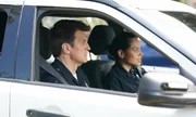 John Nolan (Nathan Fillion) und Angela Lopez (Alyssa Diaz) fahren Streife.