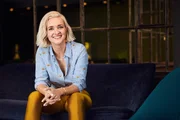 Ariane Alter lächelt in die Kamera.