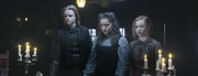 Leo (Ulrik William Graesli, li.), Alisa von Vamalia (Anastasia Martin, Mi.) und Ivy (Aisling Sharkey, re.)