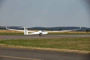 Mit dem Segelflugzeug geht es über ein geheimnisvolles österreichisches Waldviertel