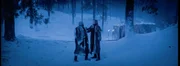 Baron Magnus (Vegar Hoel) erteilt seinem Sohn Leo (Ulrik William Graesli) eine Lektion.