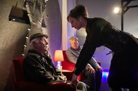 Der ermordete Banker war häufiger Gast im Domina-Studio von Lady Fire (Dagny Dewath, r.) - Edin Bremer (Tilo Prückner, l.) und Günter Hoffmann (Wolfgang Winkler, im HG) ermitteln. Der ermordete Banker war häufiger Gast im Domina-Studio von Lady Fire (Dagny Dewath, r.) - Edin Bremer (Tilo Prückner, l.) und Günter Hoffmann (Wolfgang Winkler, im HG) ermitteln.