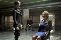 Domina Lady Fire (Dagny Dewath, l.) hat Rechtsmedizinerin Dr. Rosalind Schmidt (Helene Grass, r.) als Geisel genommen. Domina Lady Fire (Dagny Dewath, l.) hat Rechtsmedizinerin Dr. Rosalind Schmidt (Helene Grass, r.) als Geisel genommen.