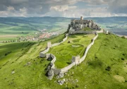 Flugaufnahmen, die das ganze Land aus der Vogelperspektive zeigen, prägen den Film ebenso, wie aufwändig gedrehte Bilder der kulturellen Schätze der Slowakei. Die Zipser Burg (im Bild) zum Beispiel im Nordosten des Landes, die die zweitgrößte Burgruine Mitteleuropas darstellt, ist umgeben von extensiv bewirtschaftetem Bauernland und kleinen Dörfchen, in denen noch viele Störche brüten. Die Hänge des Travertinkegels, auf dem die Burg steht, sind von weitläufigen Trockenrasen bedeckt.