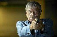 Dr. Schmidt ist in Lebensgefahr, Günter Hoffmann (Wolfgang Winkler) zückt die Pistole. Dr. Schmidt ist in Lebensgefahr, Günter Hoffmann (Wolfgang Winkler) zückt die Pistole.