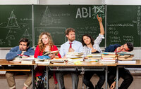 Das Abitur noch einmal schreiben? Ein Alptraum! Doch (v.l.n.r.) Christian (Tom Beck), Lisa (Diana Amft), Jochen (Axel Stein), Maria (Jana Pallaske) und Piet (Rick Kavanian) wird zwanzig Jahre nach der Prüfung ihr Abitur aberkannt ... Das Abitur noch einmal schreiben? Ein Alptraum! Doch (v.l.n.r.) Christian (Tom Beck), Lisa (Diana Amft), Jochen (Axel Stein), Maria (Jana Pallaske) und Piet (Rick Kavanian) wird zwanzig Jahre nach der Prüfung ihr Abitur aberkannt ...