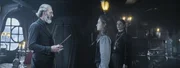 Alisa (Anastasia Martin, Mi.) macht sich vor Conte Claudio (Francesco de Vito, li.) für Hindrik stark.