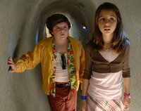 Kommen dem Dieb immer näher: Laura (Emma Lockhart, r.) und Ace Ventura Jr. (Josh Flitter, l.) ... Kommen dem Dieb immer näher: Laura (Emma Lockhart, r.) und Ace Ventura Jr. (Josh Flitter, l.) ...