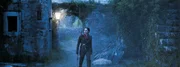 Calvina (Christina Chong) ist auf der Suche nach den Vampiren.