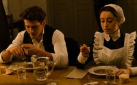 Julio (Yon González, l.); Doncella Camilla (Andrea Trepat, r.) Julio (Yon González, l.); Doncella Camilla (Andrea Trepat, r.)