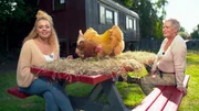 Nordtour-Moderatorin Nadja Babalola (l.) mit Ingrid Stephan, Leiterin des Instituts für soziales Lernen mit Tieren in der Wedemark.