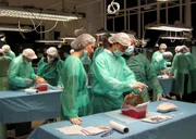 In Paris gibt es die einzige Schule an der angehende Schönheitschirurgen das Spritzen von Botox üben können: an Köpfen von Leichen