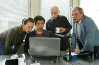 Edwin (Tilo Prückner, 2.v.r.) und Günter (Wolfgang Winkler, r.) sollen einen Antiquitätenhändler überfallen haben. Vicky (Katja Danowski, l.) und Hui (Aaron Le, 2.v.l.) untersuchen das Überwachungsvideo auf Manipulationen. Edwin (Tilo Prückner, 2.v.r.) und Günter (Wolfgang Winkler, r.) sollen einen Antiquitätenhändler überfallen haben. Vicky (Katja Danowski, l.) und Hui (Aaron Le, 2.v.l.) untersuchen das Überwachungsvideo auf Manipulationen.