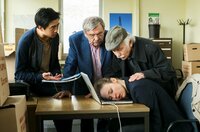 Umzugschaos: Vicky Adam (Katja Danowski) schläft erschöpft am Computer ein. Hui Ko (Aaron Le, l), Günter Hoffmann (Wolfgang Winkler, M.) und Edwin Bremer (Tilo Prückner, r.) sorgen sich um die Chefin. Umzugschaos: Vicky Adam (Katja Danowski) schläft erschöpft am Computer ein. Hui Ko (Aaron Le, l), Günter Hoffmann (Wolfgang Winkler, M.) und Edwin Bremer (Tilo Prückner, r.) sorgen sich um die Chefin.