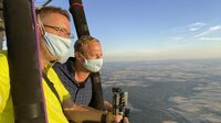 Tobi (rechts) mit Lukas Lowack im Ballon über Weilburg. Tobi (rechts) mit Lukas Lowack im Ballon über Weilburg.