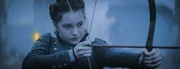 Alisa (Anastasia Martin) bereitet sich auf den Kampf gegen die Rotmasken vor.