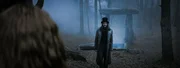 Dracula (Julian Bleach) steht vor der Grabstätte des Belov Rubins.