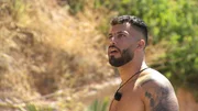 Ferhat wartet gespannt am Strand.